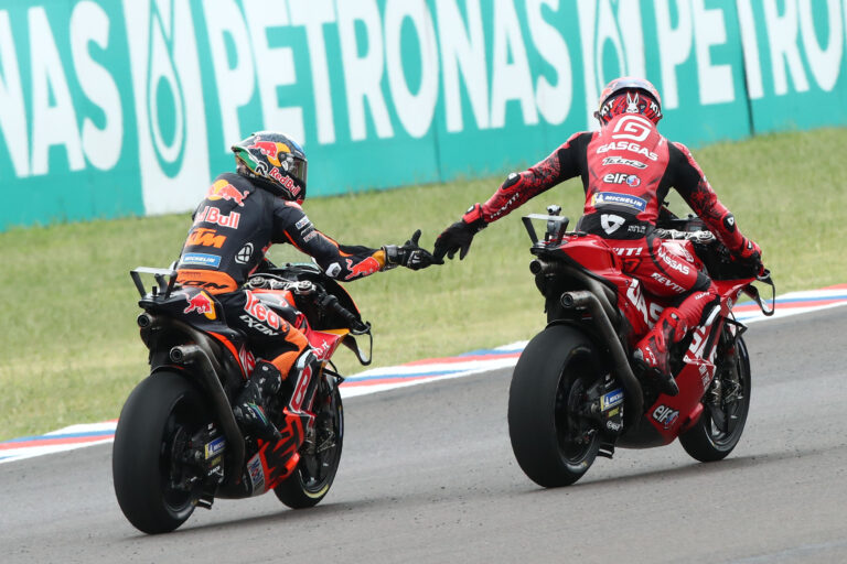 Hamarosan átvágja a versenyzők gordiuszi csomóját a KTM, ám ez kellemetlenséget eredményez