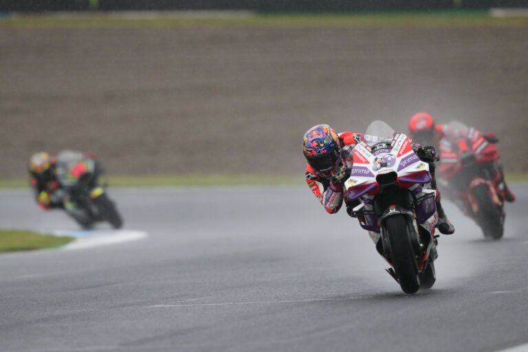 Esőkáosz, piros zászló és sikertelen újraindítás után Martín nyert Japánban, Marc Márquez dobogós