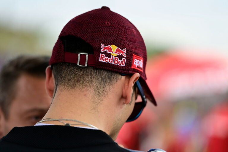 Lánynak nevezte versenyzőjét a MotoGP csapatvezetője? – a szurkolók kifakadtak