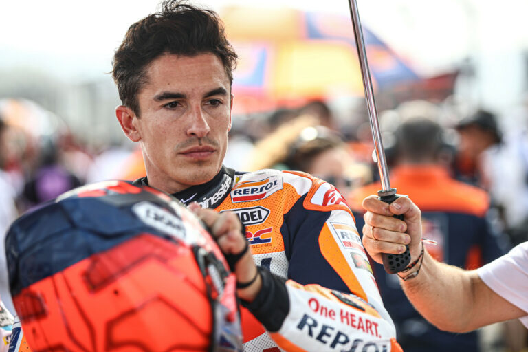 Egyre mélyebb gödörben a Repsol Honda, Márquez lazasága sem segített