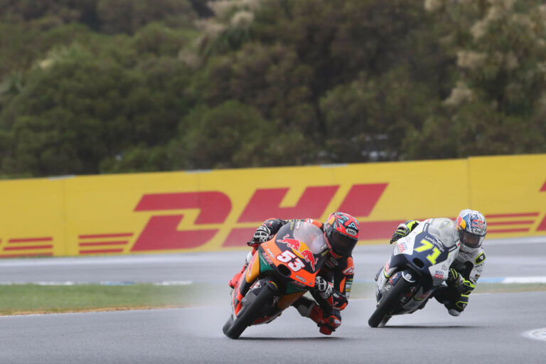 Roncsderbi, drámai esés és utolsó körös előzés után Öncü nyerte az esős Moto3-as versenyt