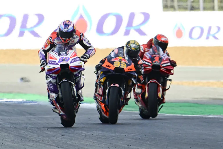 Hatalmas csata után Martín visszaverte a támadásokat, Bagnaia a futam végi drámának örülhetett