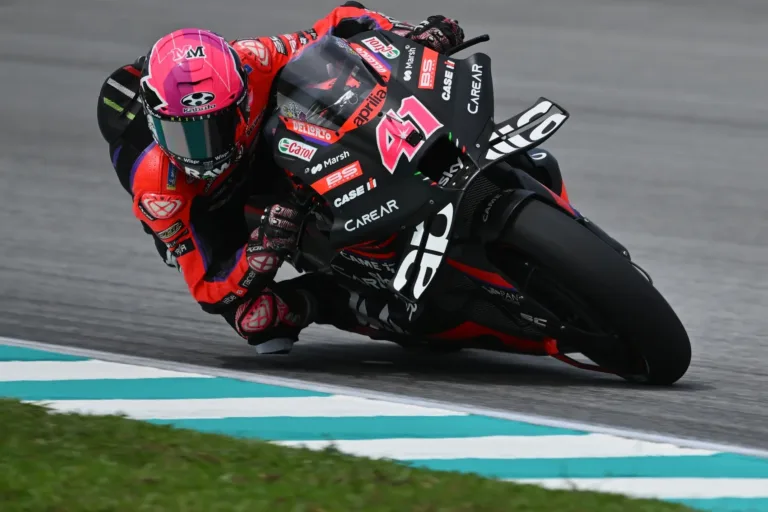Nem úszta meg sérülés nélkül a pénteken négyszer is bukó Aleix Espargaró