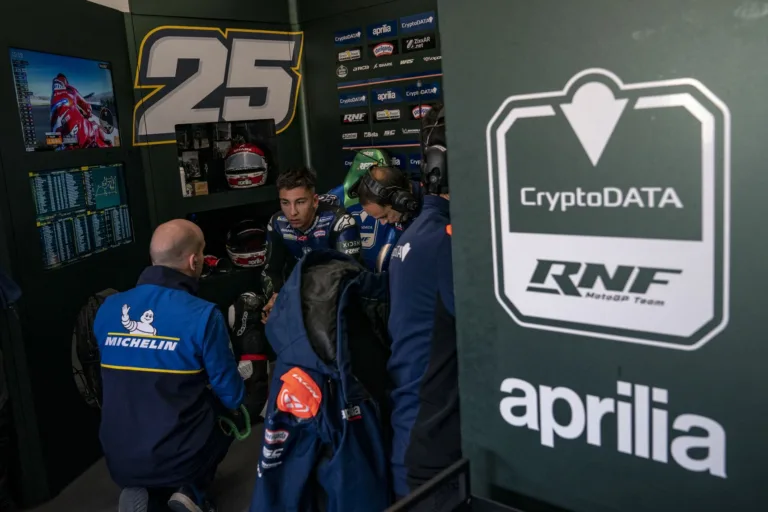 Még nincs vége, tényleg beperelte a MotoGP-t a kidobott csapat tulajdonosa