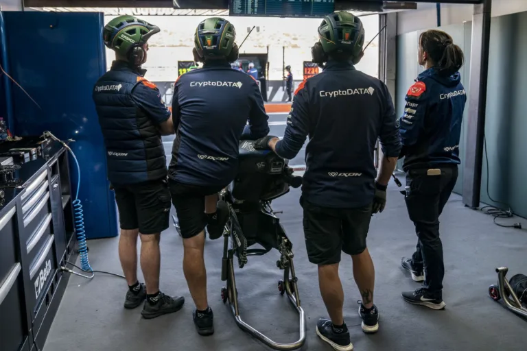 Tovább gyűrűzik a botrány a MotoGP-ből kidobott csapatnál, egymásra mutogatnak a tulajdonosok
