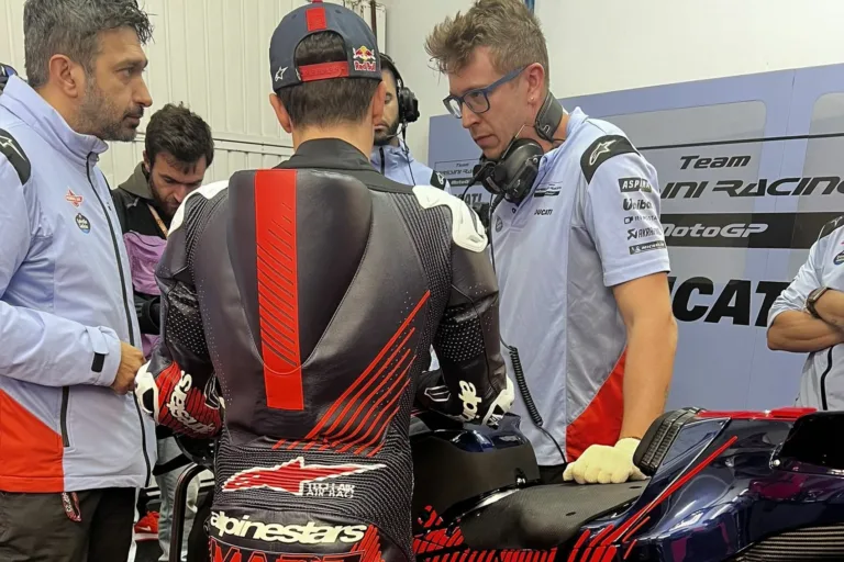 Eljött a várva várt pillanat, Marc Márquez pályára gurult a Ducatival (videó)