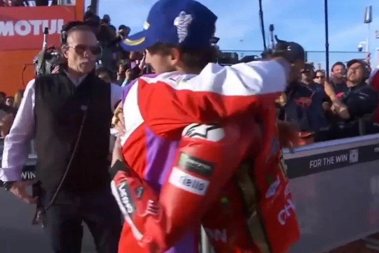 Bagnaia arany kosárlabdával zsákolt az újabb vb-címe után, Martín személyesen gratulált (videók)