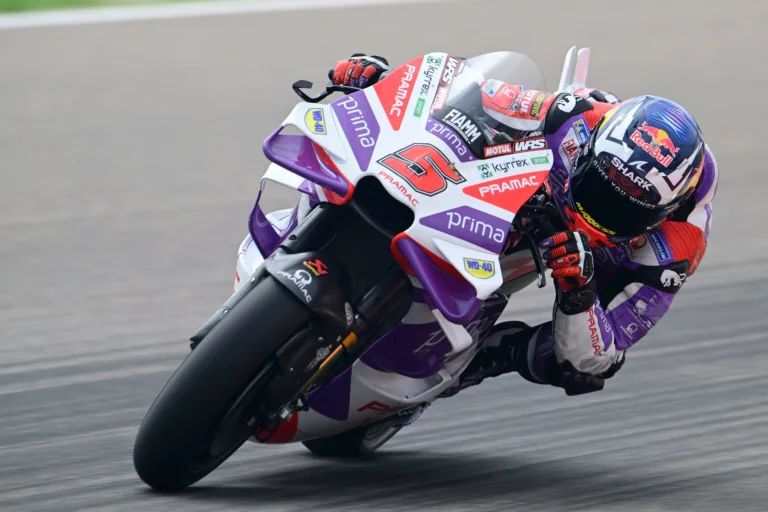 Mirt kórházba szállították a bukása után, a Pramac kezdett az élen Valenciában, de nem Martínnal