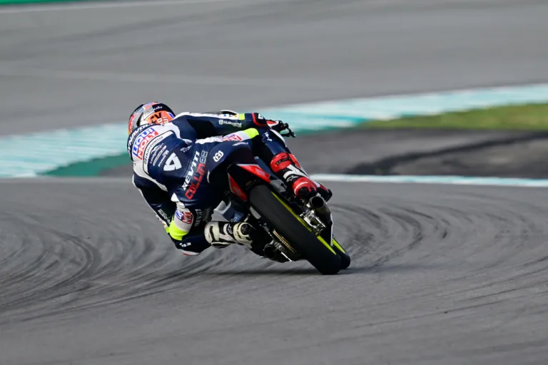 Veijer először nyert a Moto3-ban, egy óriási bukás után kétesélyessé vált a világbajnoki csata