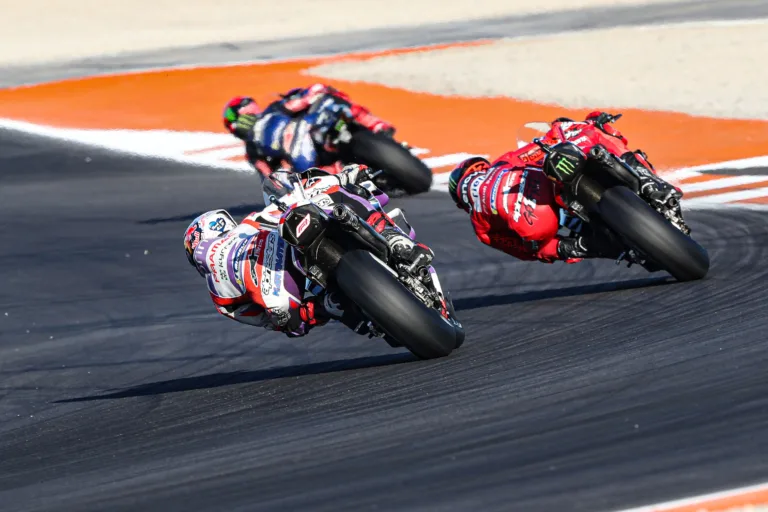 Megbüntették Martínt, a gyári Ducati főnöke szerint nevetséges, amit Bagnaiával csinált