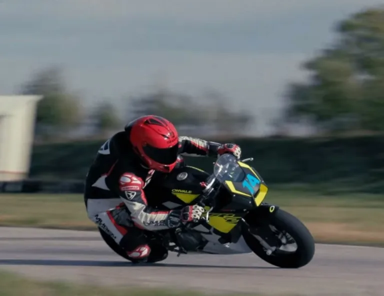16 éve lett világbajnok, ma már az utánpótlást nevelve pattan motorra Talmácsi Gábor (Videó)