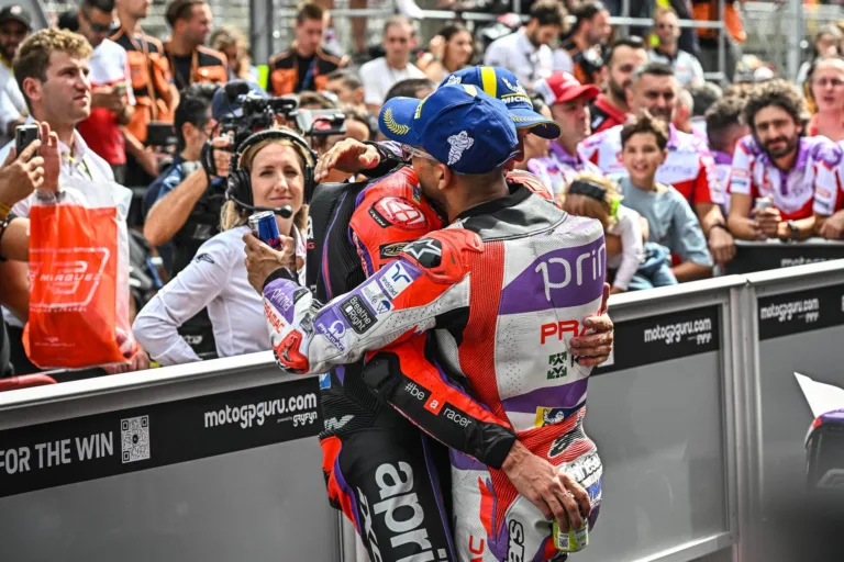 Aleix Espargaró megvédte a homofóbiával vádolt Martínt, egy szakíró még a kitiltást is bevállalná