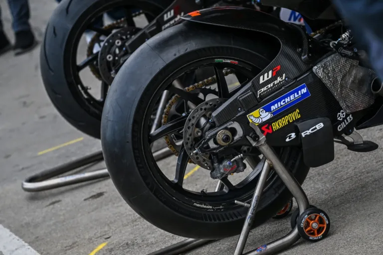 Bohózattá válik a MotoGP 2024-es idénye? – a sportigazgató elismerte, beszélni kell a Michelinnel