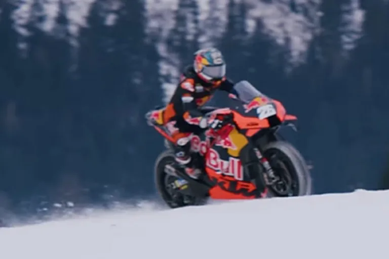 Pedrosa havas körülmények között is megmutatta a KTM tudását (videó)