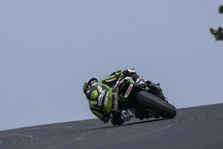 Iannone drámája után Alex Lowes nyerte a Superpole versenyt, Razgatlıoğlu dobogós a BMW-vel