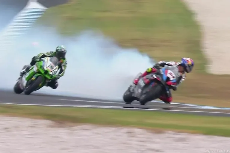 Rea-t hordágyon vitték le, Razgatlıoğlu motorja elfüstölt, Alex Lowes nyerte a drámai futamot