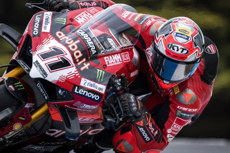 Bulega győzelemmel, Iannone dobogóval debütált, Bautista és Rea is betlizett a Superbike-vb-n