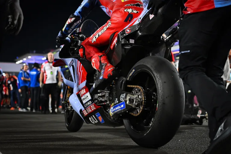 Egyszerű megoldással segíti a Ducati a versenyzőit a guminyomásszabály betartásában