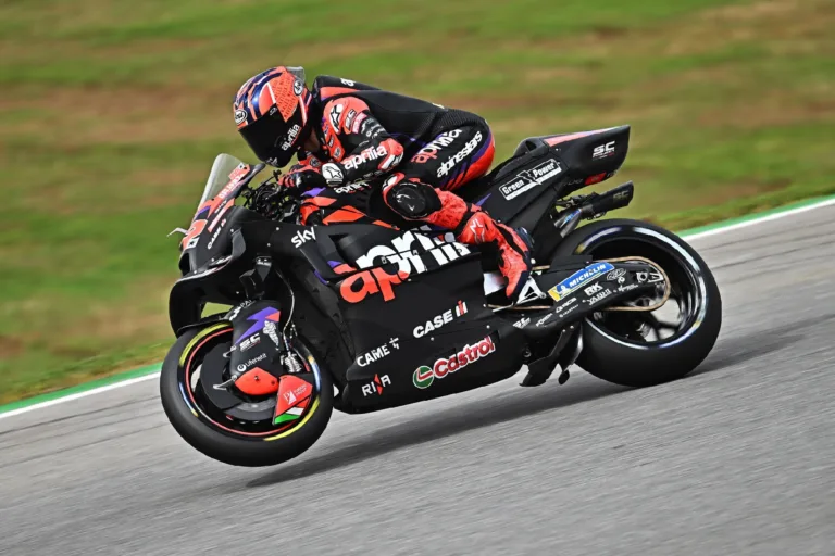 Bagnaia hibája után Viñales nyerte a sprintet, Marc Márquez megszerezte első dobogóját a Ducatival