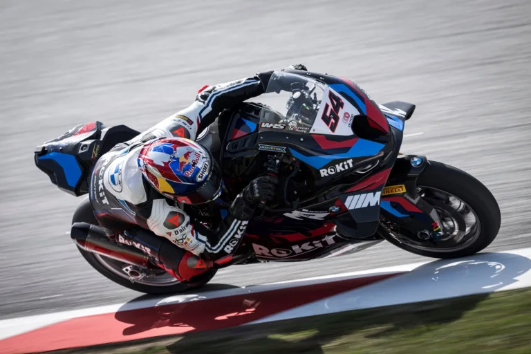 A BMW csapatmunkája meghozta az eredményét: Razgatlıoğlu zárt az élen a barcelonai Superpole-on