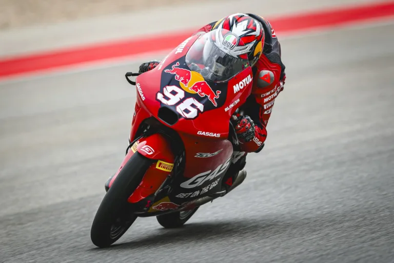 Holgado megismételte a tavalyi győzelmét a szoros küzdelmet hozó portimãói Moto3-as versenyen