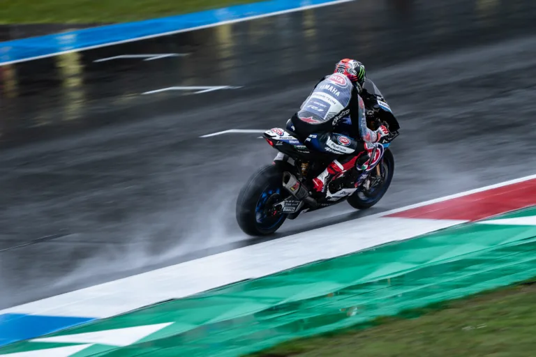 Rea végre „eggyé vált” a motorjával, „érezte a dobogó szagát” a drámai piros zászló előtt