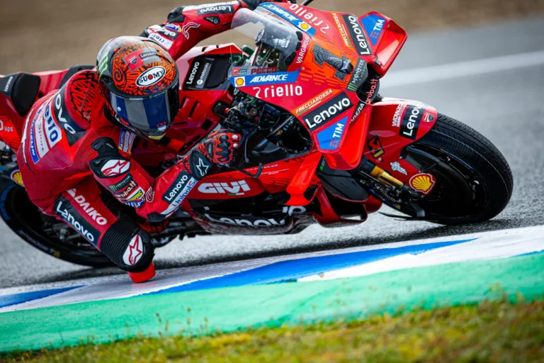 Martín az élről bukott, Bagnaia pedig Marc Márquezt legyőzve nyerte meg a jerezi főfutamot