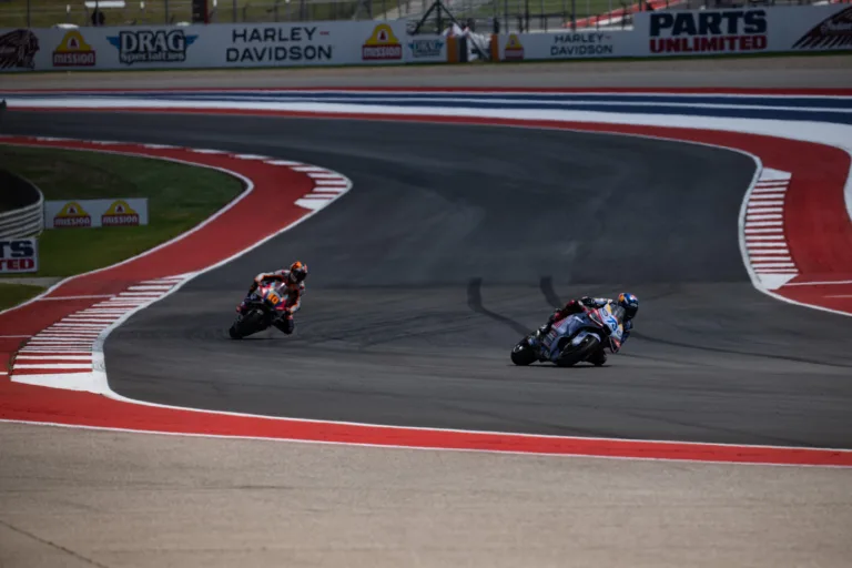 Kínos: Álex Márquez elesett, de így is elhappolta az utolsó pontot a Honda elől