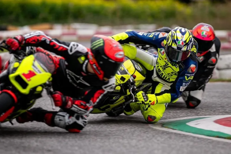 Húsvétkor sem pihent meg Rossi, Bagnaia és más VR46-os akadémisták társaságában motorozott (képek)