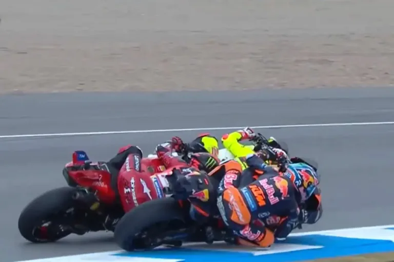 Bagnaia dühös, szerinte Bindernél „leszállt a lila köd”, miután összeért Marc Márquezzel