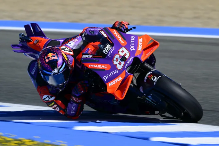 Martín nyerte az őrületes jerezi sprintet, Marc Márquez megint az élről bukott, Quartararo dobogós