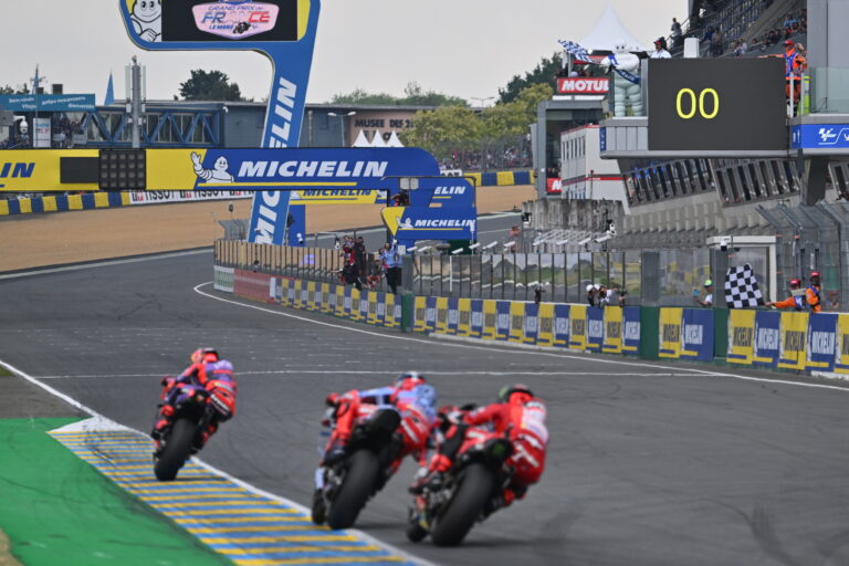 Martín nyerte a körömrágós Le Mans-i futamot, Marc Márquez az utolsó körben előzte meg Bagnaiát