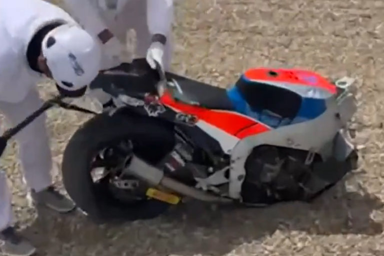 Brutális baleset, kettétört a Moto2-es motor (videó)