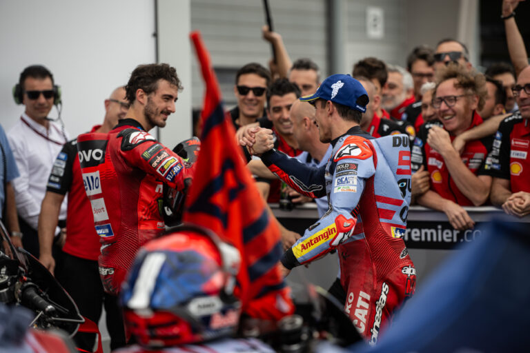 Kézfogással indult Bagnaia és Marc Márquez együttműködése – a Ducati trollkodott az Apriliával?