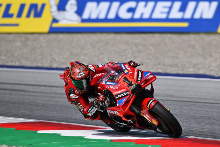 Bagnaia nagy fölénnyel és körrekorddal zárta az élen a napot, mögötte nagy a csata a Ducatik között