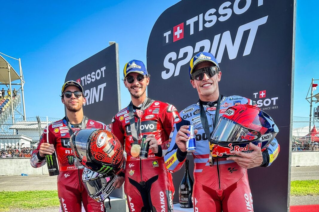 Indonéz Nagydíj sprintfutamának dobogósai, Francesco Bagnaia, Enea Bastianini és Marc Márquez, Mandalika, 2024