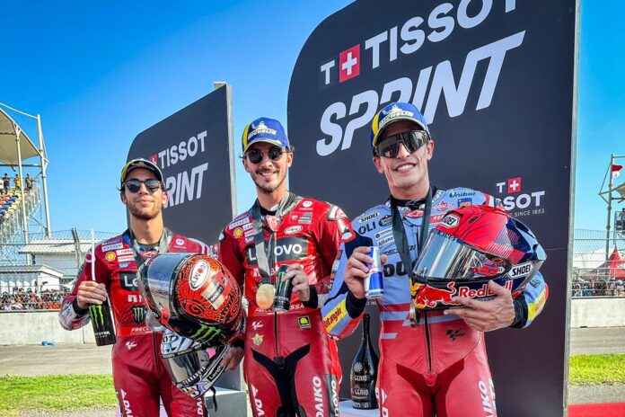 Indonéz Nagydíj sprintfutamának dobogósai, Francesco Bagnaia, Enea Bastianini és Marc Márquez, Mandalika, 2024