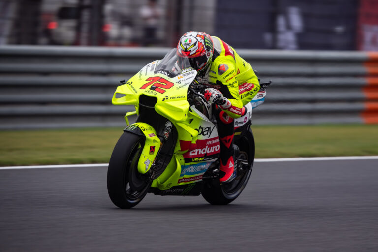 Bezzecchi hamar megfutotta a leggyorsabb kört, a Ducati tarolásával indult a thaiföldi hétvége