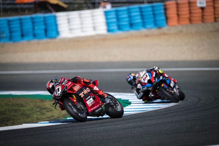 Bulega ismét legyőzte Razgatlıoğlut, nagy balesetet szenvedett a két gyári Honda