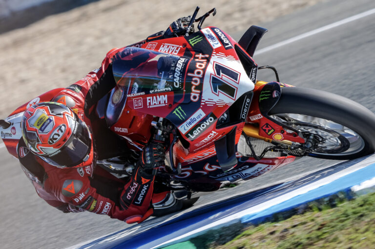 Balhéval, Bautista bukásával és Bulega elsőségével indult a „2025-ös idény” a Superbike-vb-n