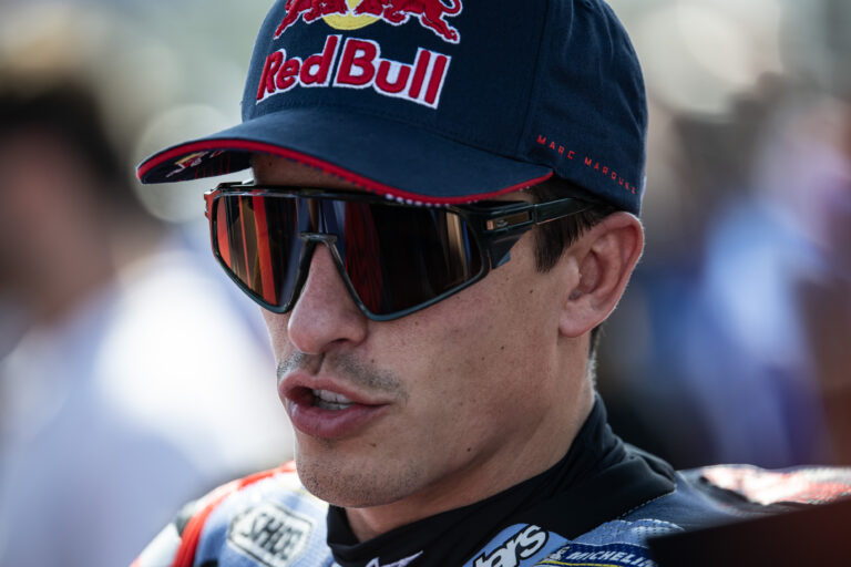 Marc Márquez most nem a pályán „varázsolt”, látványos kártyatrükkel nyűgözte le csapatát (videó)