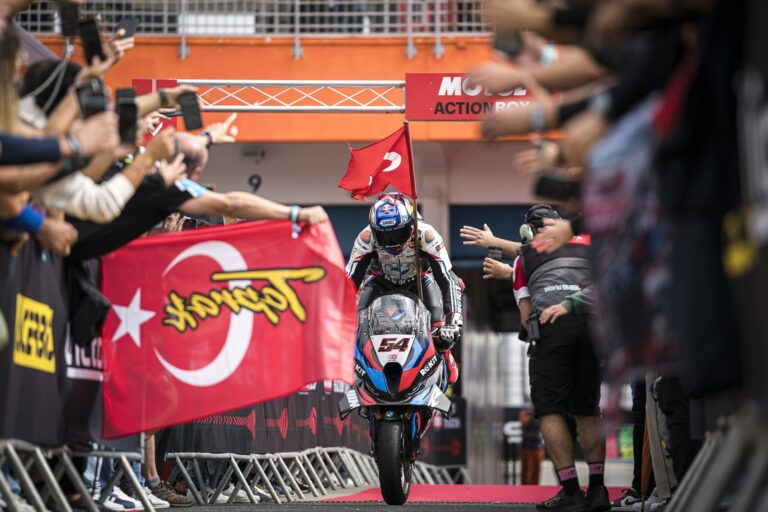 Hiába Bulega domináns győzelme, Razgatlıoğlu megszerezte a második világbajnoki címét