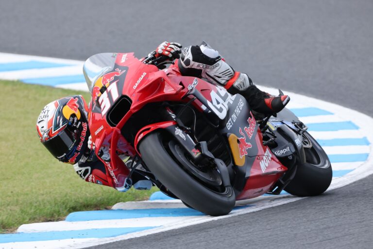 Marc Márquez elvett köre hozta el Acosta első pole pozícióját, Martín bukásából Bagnaia profitálhat