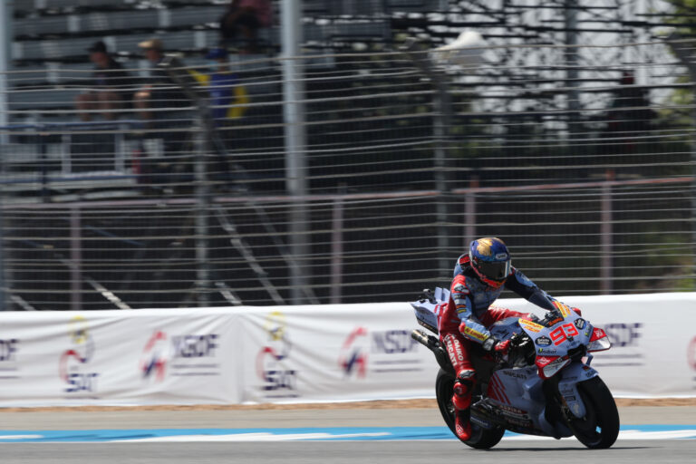 Marc Márquez körrekorddal zárta az élen a thaiföldi edzést, épphogy továbbment az egyik Honda