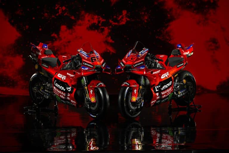 Tényleg letarolják a mezőnyt? – a Ducati bemutatta Bagnaia és Marc Márquez idei motorját (képek)