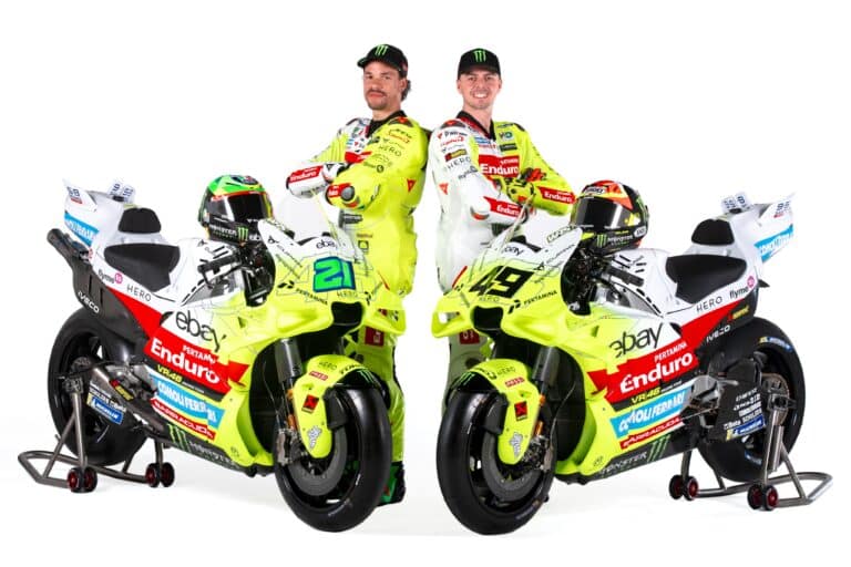 Kínos baki után mutatta be idei motorfestését Rossi csapata (képek)
