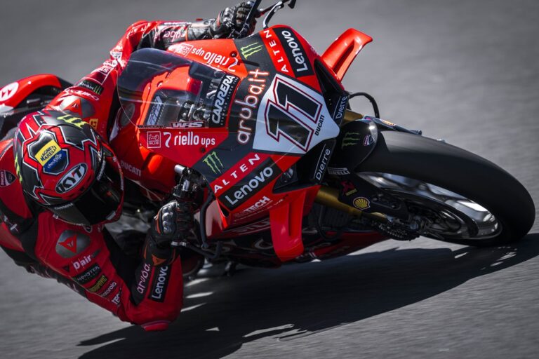 Bulega utcahosszal verte a mezőnyt, Razgatlıoğlu lenyomta Bautistát a szezonnyitó első futamán