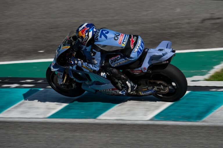 Bagnaia épphogy kikapott Álex Márqueztől, aki egy másik fronton bátyjával együtt emelkedett ki