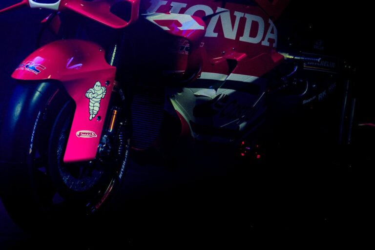 Új főszponzort jelentett be a gyári Honda, ilyen lett a motor új festése (képek)