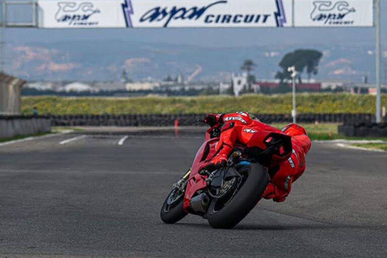 Így próbálta ki Marc Márquez a születésnapi ajándékát (videó)